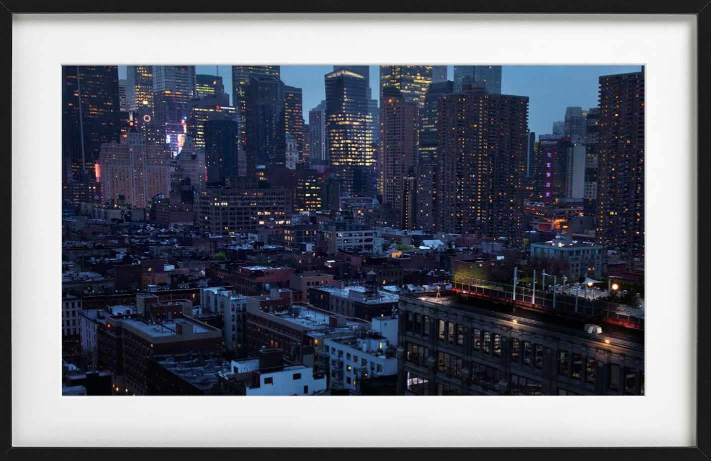 Mädchen in New York City - Stadtbild bei Einbruch der Dunkelheit, Fine Art Photography, 2011 im Angebot 2