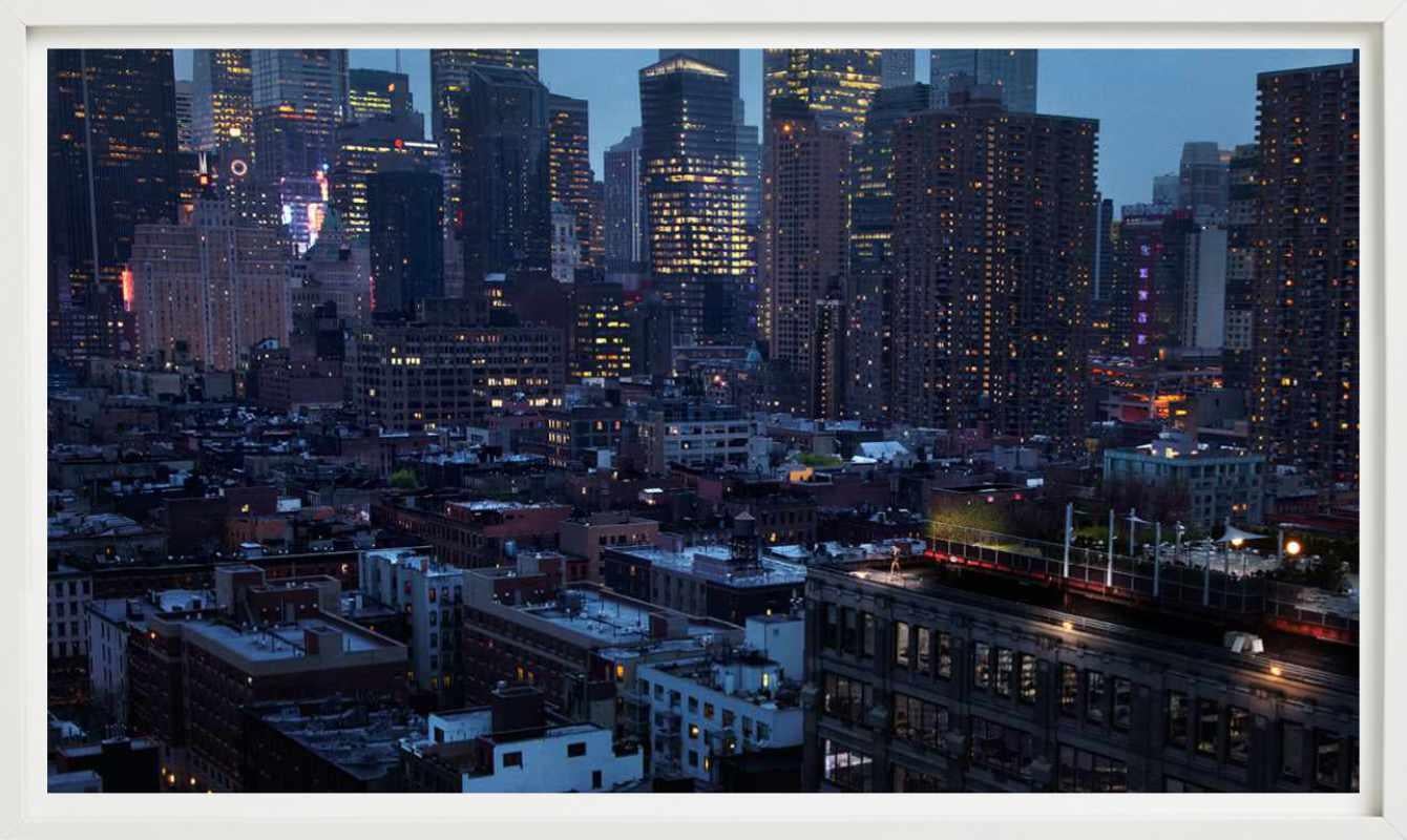 Mädchen in New York City - Stadtbild bei Einbruch der Dunkelheit, Fine Art Photography, 2011 im Angebot 4