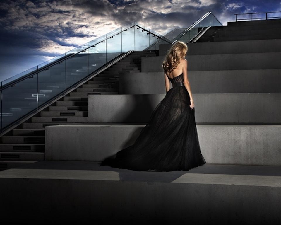 Mädchen im schwarzen Kleid – Photograph von David Drebin