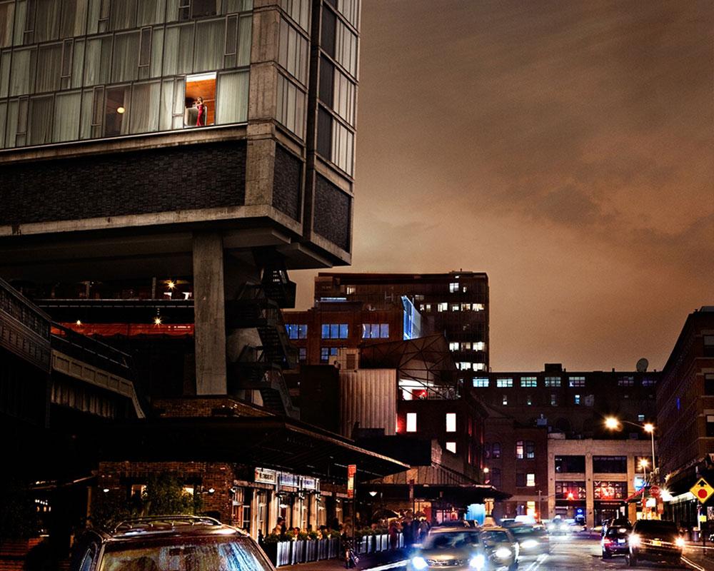 David Drebin Color Photograph – Mädchen im Fenster, New York