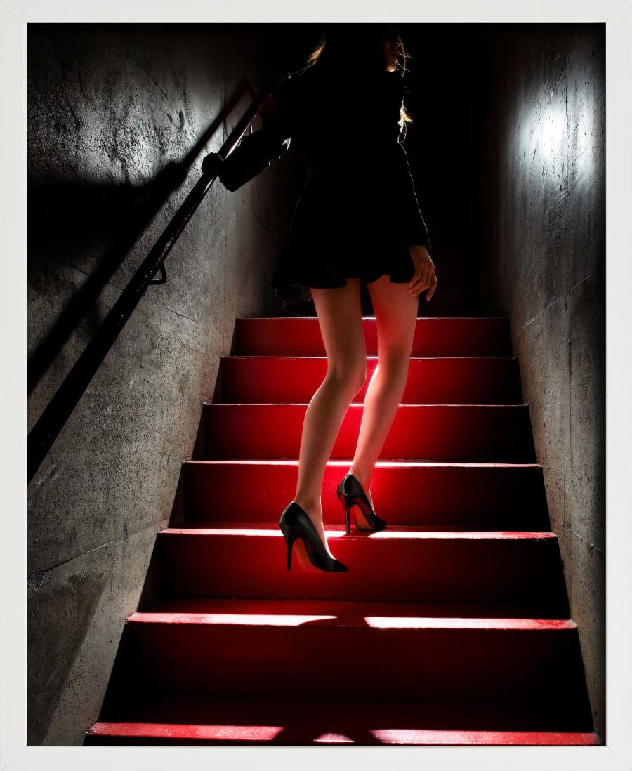 Girl on the Red Steps - Modèle descendant des escaliers, photographie d'art, 2012 - Photograph de David Drebin