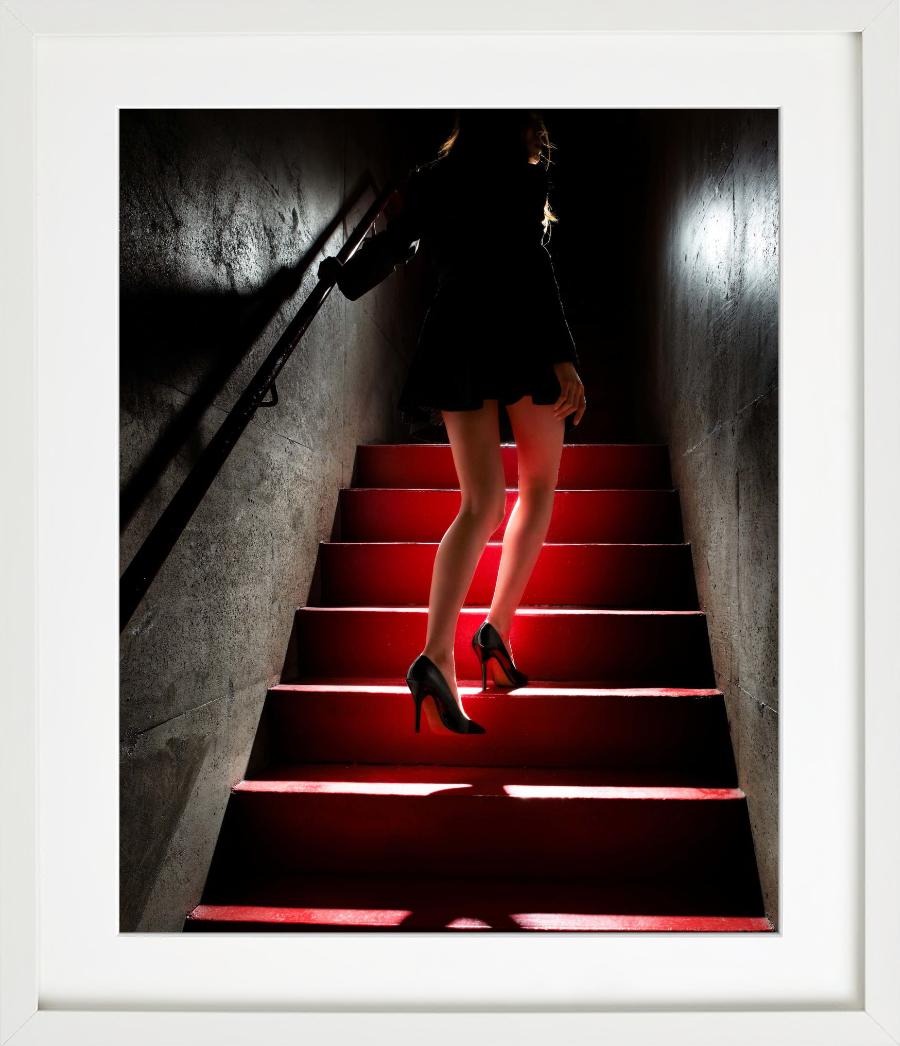 Girl on the Red Steps - Modèle descendant des escaliers, photographie d'art, 2012 - Contemporain Photograph par David Drebin