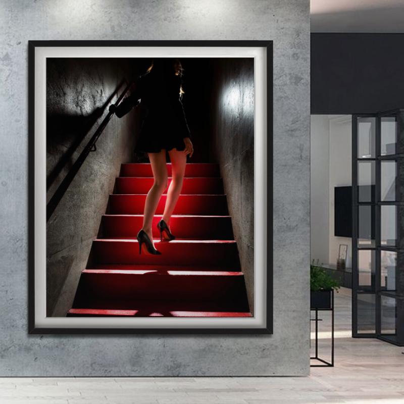 Girl on the Red Steps - Modèle descendant des escaliers, photographie d'art, 2012 en vente 1