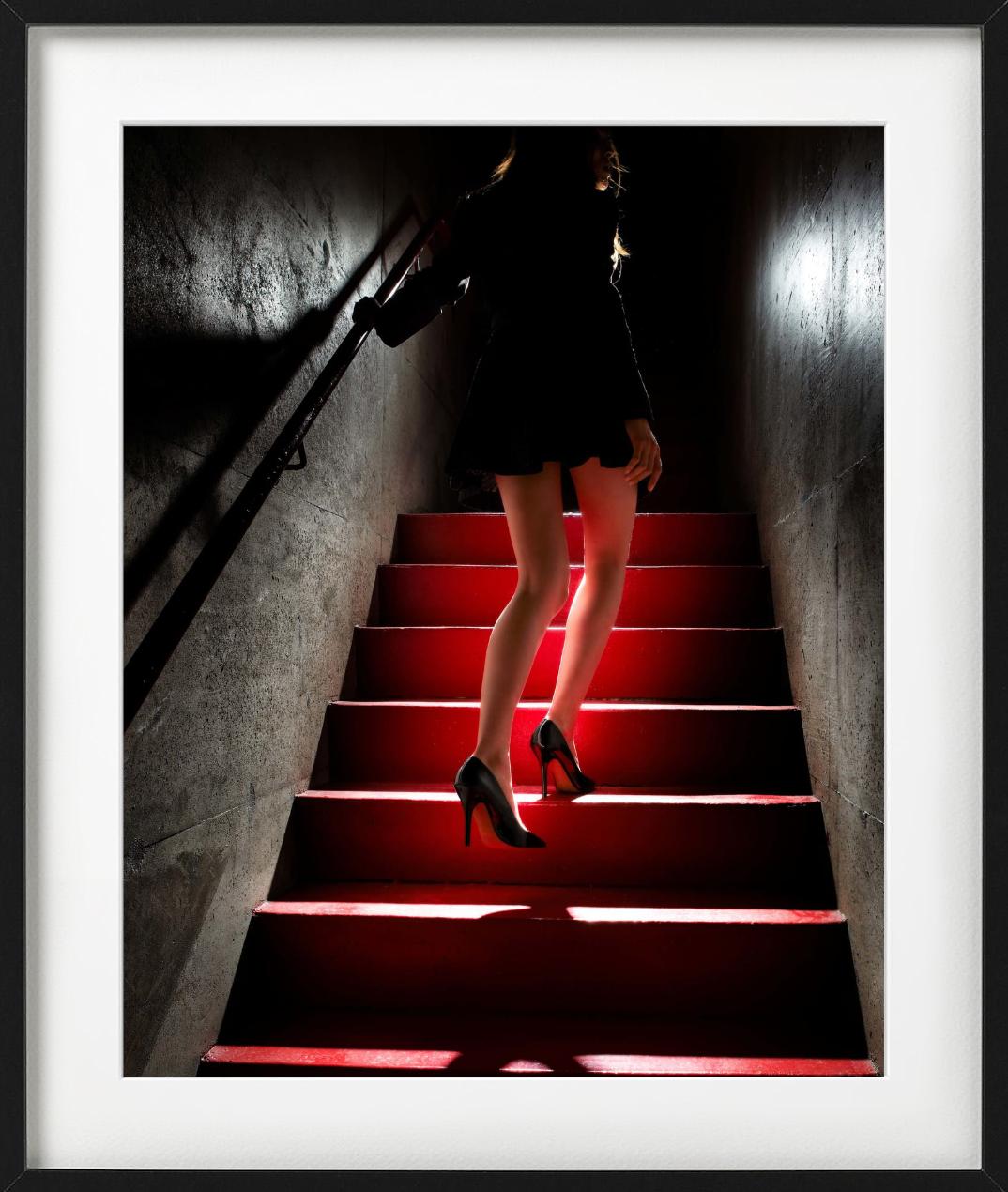 Girl on the Red Steps - Modèle descendant des escaliers, photographie d'art, 2012 en vente 2