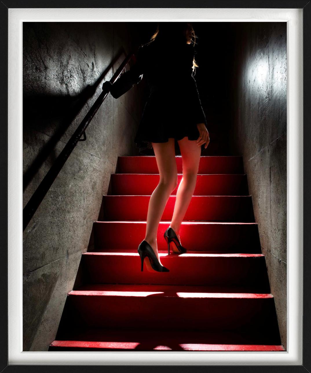 Girl on the Red Steps - Modèle descendant des escaliers, photographie d'art, 2012 en vente 3