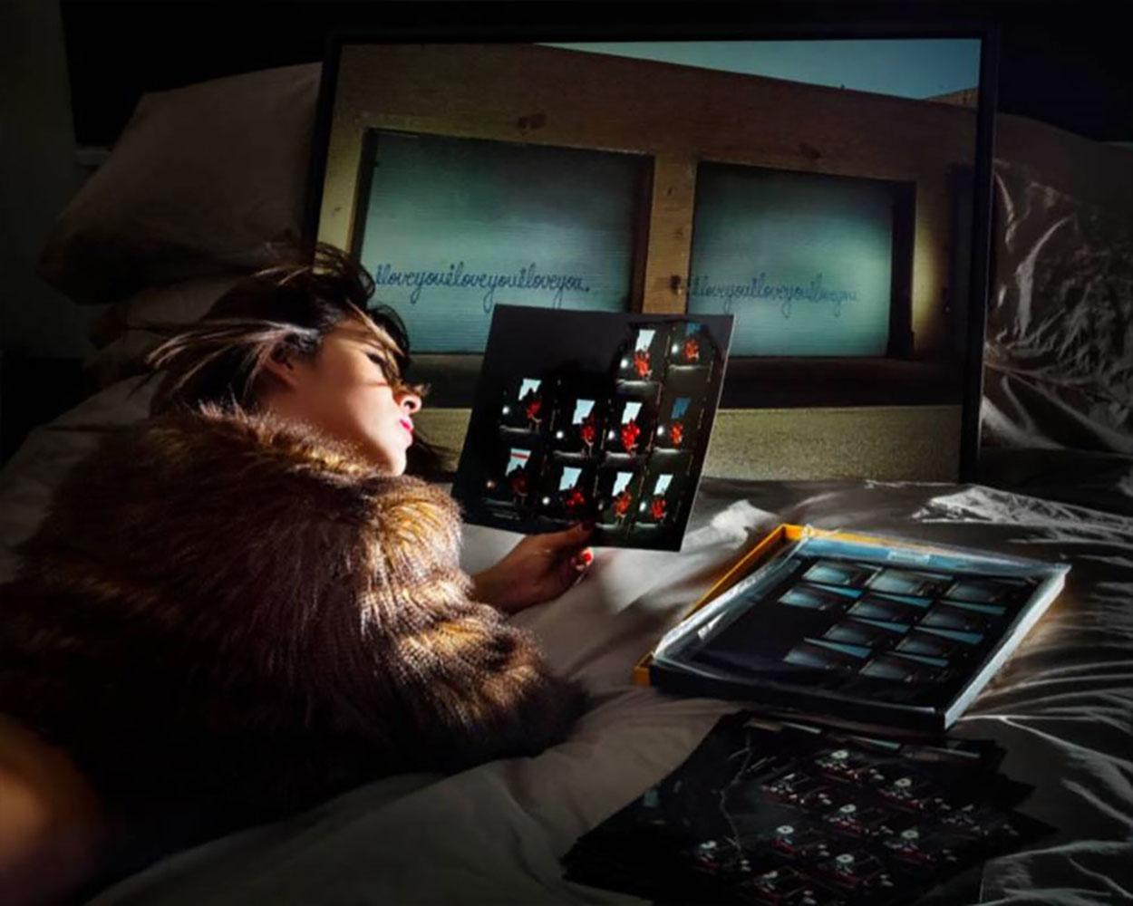 Une fille avec des contacts par David Drebin