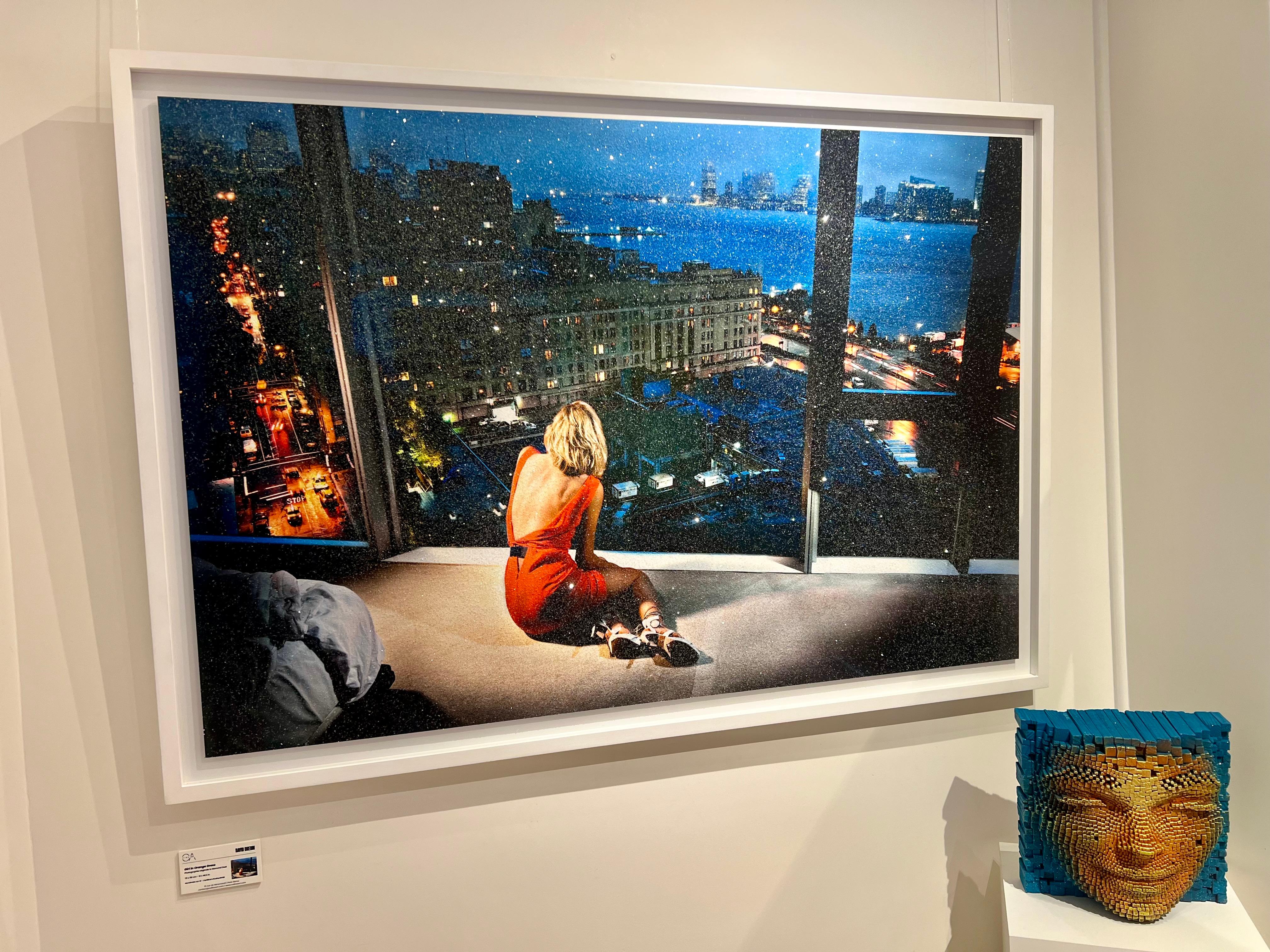 Mädchen mit orangefarbenem Kleid und Diamantstaub (Schwarz), Landscape Photograph, von David Drebin