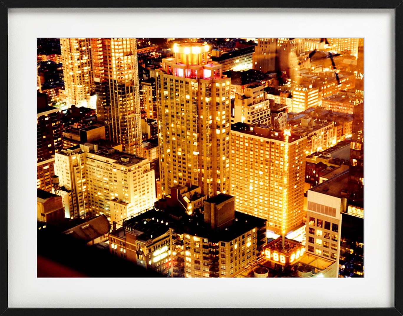Immagine luminosa e dorata di grattacieli.

Da New York, Miami e Gerusalemme a Istanbul, Berlino e fino a Tel Aviv, David Drebin, grazie alle sue immagini comunicative di fama mondiale e alla composizione di immagini cinematografiche, inserisce i