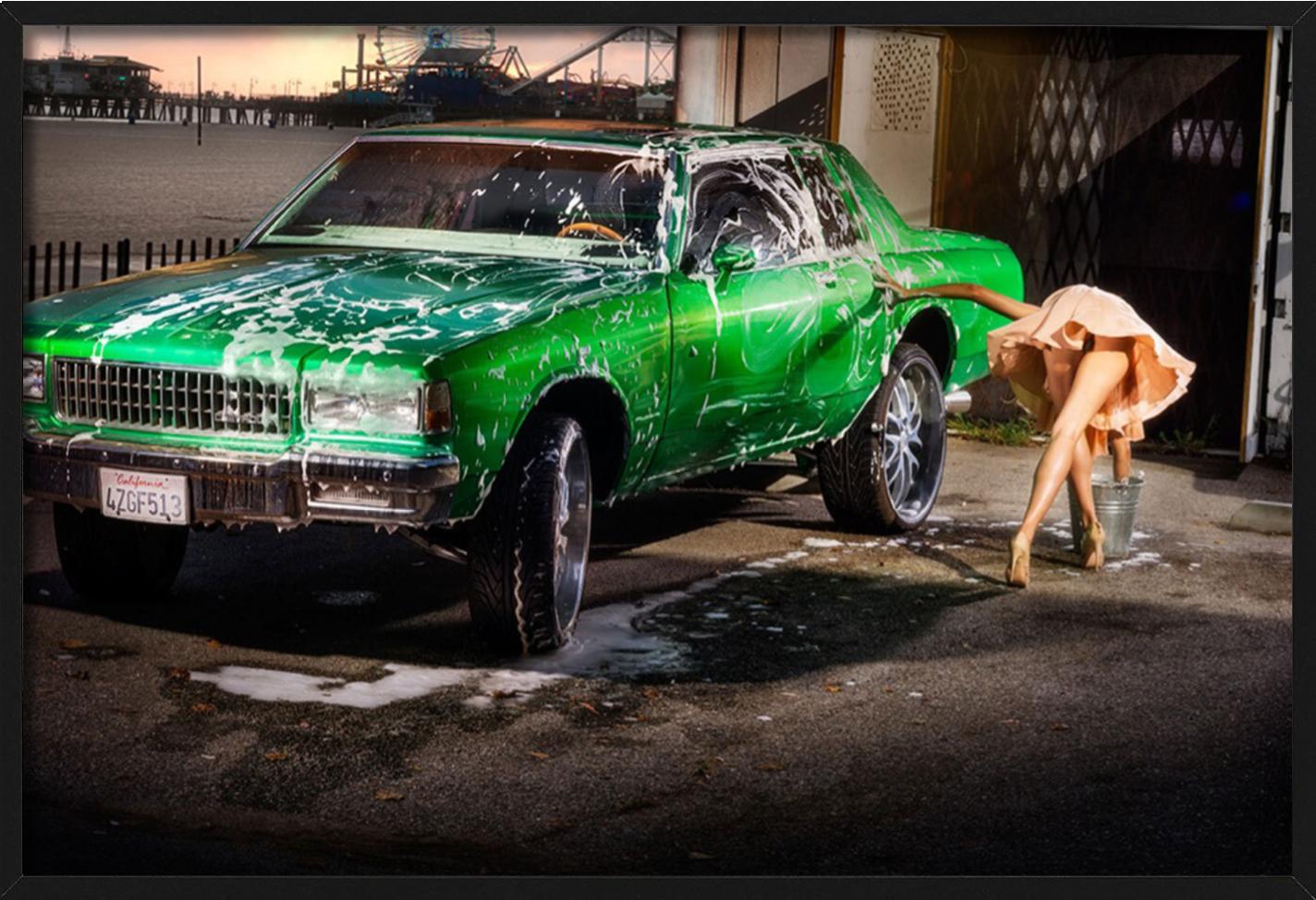 Green Dream I, Frau reinigt ein grünes Auto, fotografiert von David Drebin.

Alle Drucke sind in limitierter Auflage erhältlich. Erhältlich in mehreren Größen. Hochwertige Einrahmung auf Anfrage.

Alle Drucke werden von der Künstlerin oder dem