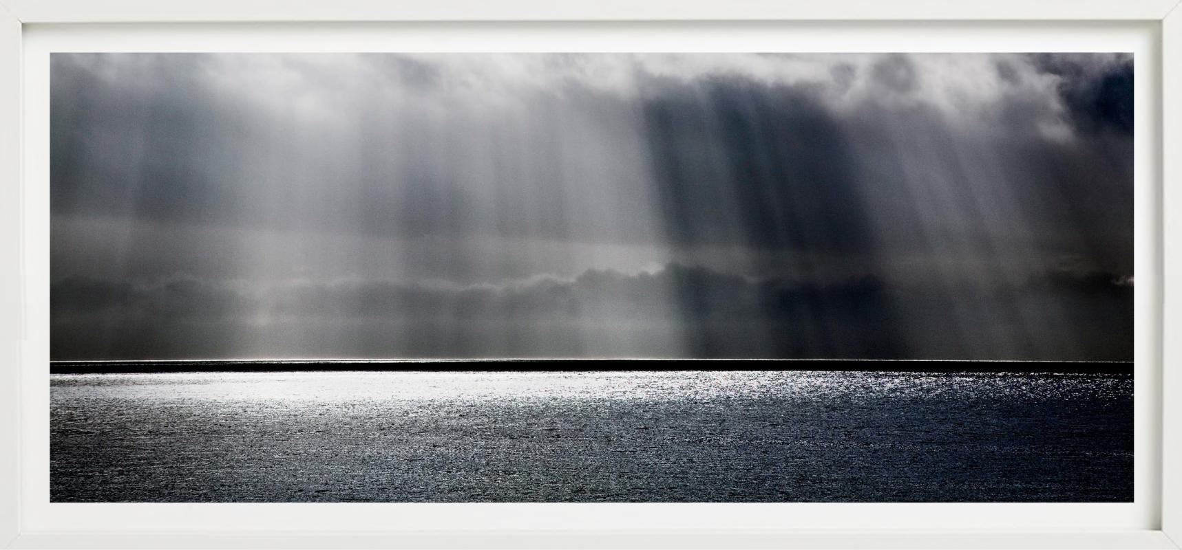 Heaven Can Wait - Panoramablick auf Sonnenstrahlen und Meer, Fine Art Photography (Grau), Landscape Photograph, von David Drebin