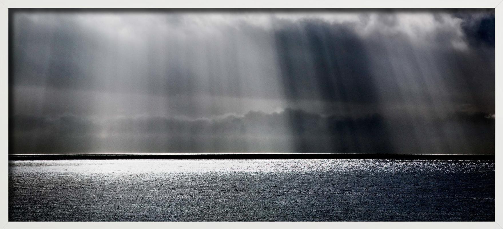 Panoramablick auf Sonnenstrahlen, die durch die Wolken über dem Ozean brechen, fotografiert von David Drebin.

Alle Drucke sind in limitierter Auflage erhältlich. Erhältlich in mehreren Größen. Hochwertige Einrahmung auf Anfrage.

Alle Drucke werden