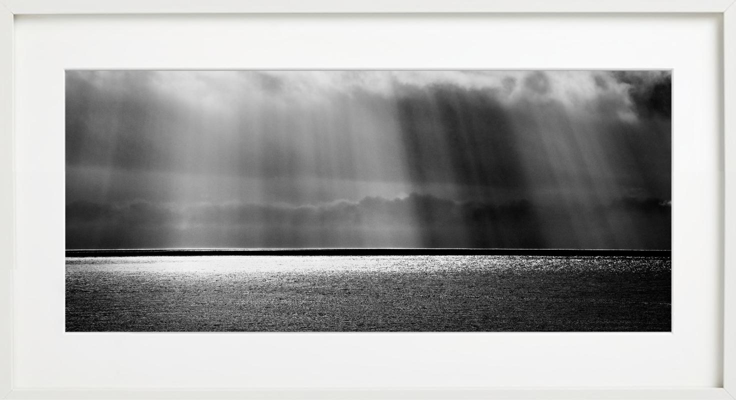 Heaven Can Wait - Panoramablick auf Sonnenstrahlen und Meer, Fine Art Photography im Angebot 2