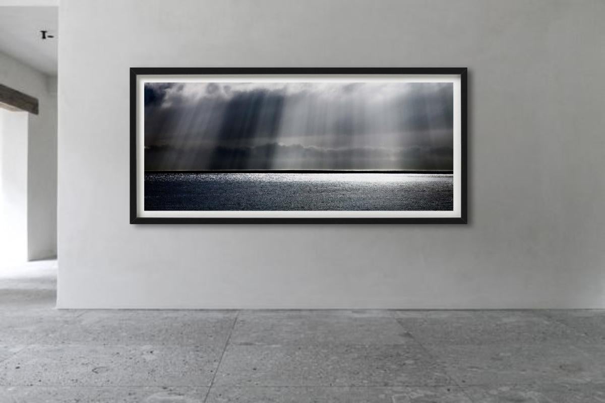 Heaven Can Wait - Panoramablick auf Sonnenstrahlen und Meer, Fine Art Photography im Angebot 3
