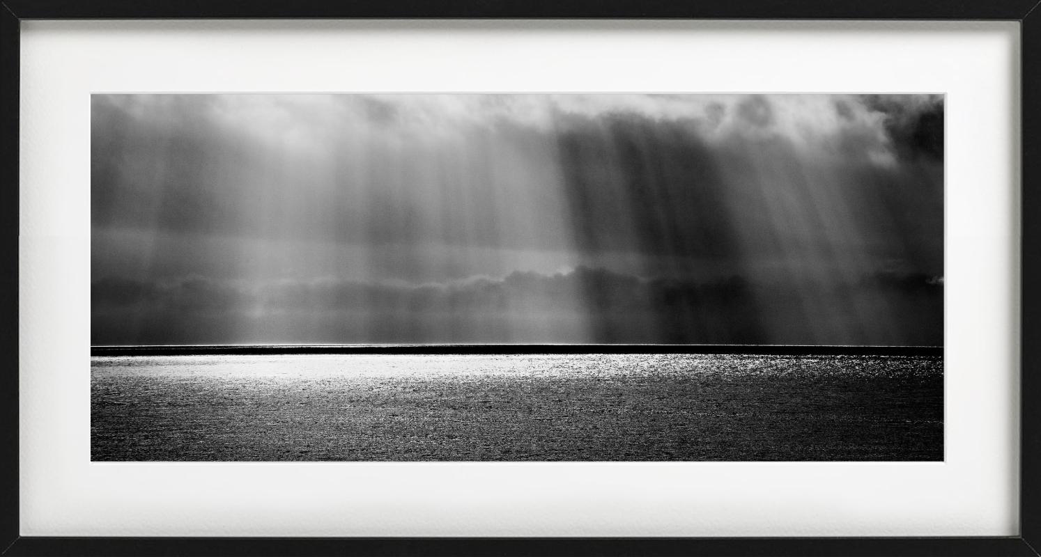 Heaven Can Wait - Panoramablick auf Sonnenstrahlen und Meer, Fine Art Photography im Angebot 4