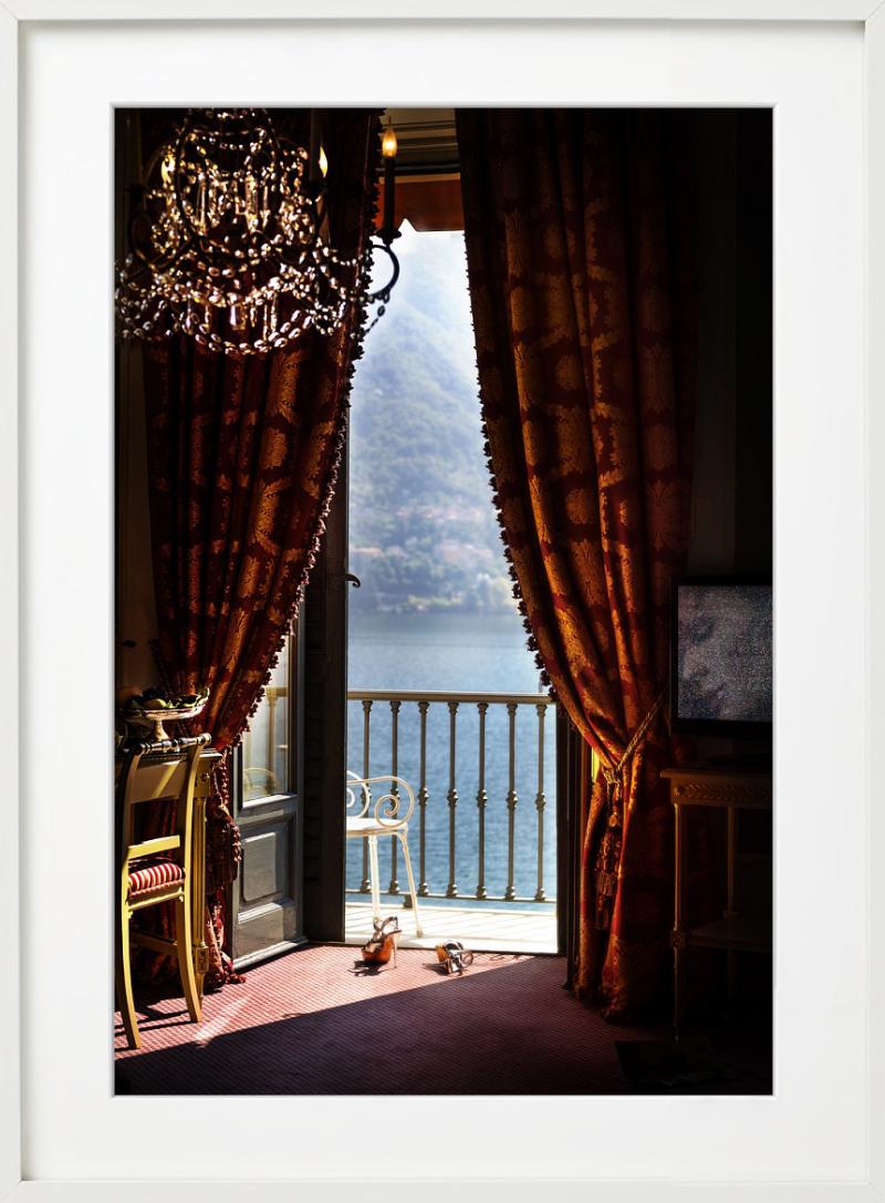 Talons dans le lac de Como - Intérieur baroque avec vue sur le lac, photographie d'art, 2013. en vente 5