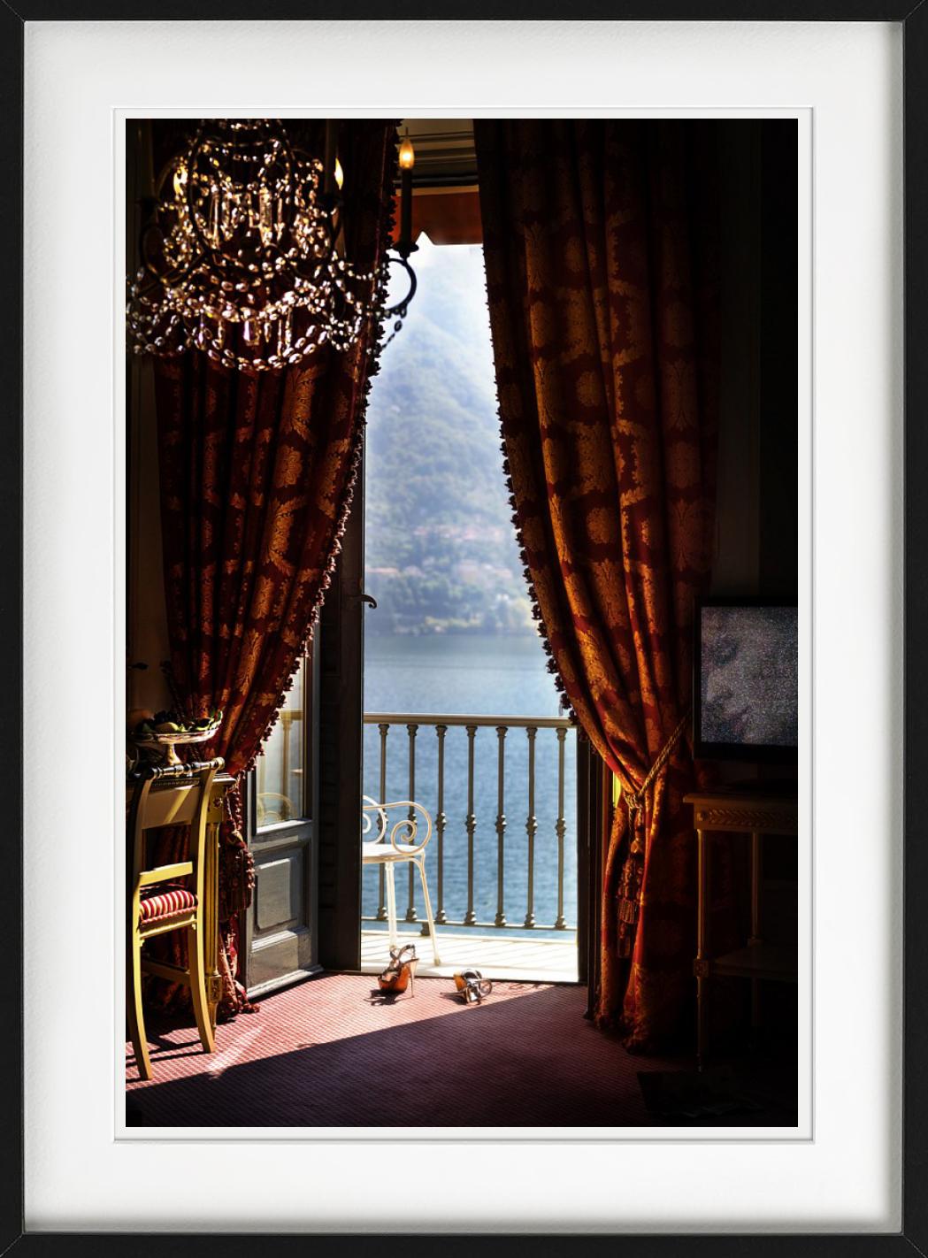 Talons dans le lac de Como - Intérieur baroque avec vue sur le lac, photographie d'art, 2013. - Photograph de David Drebin