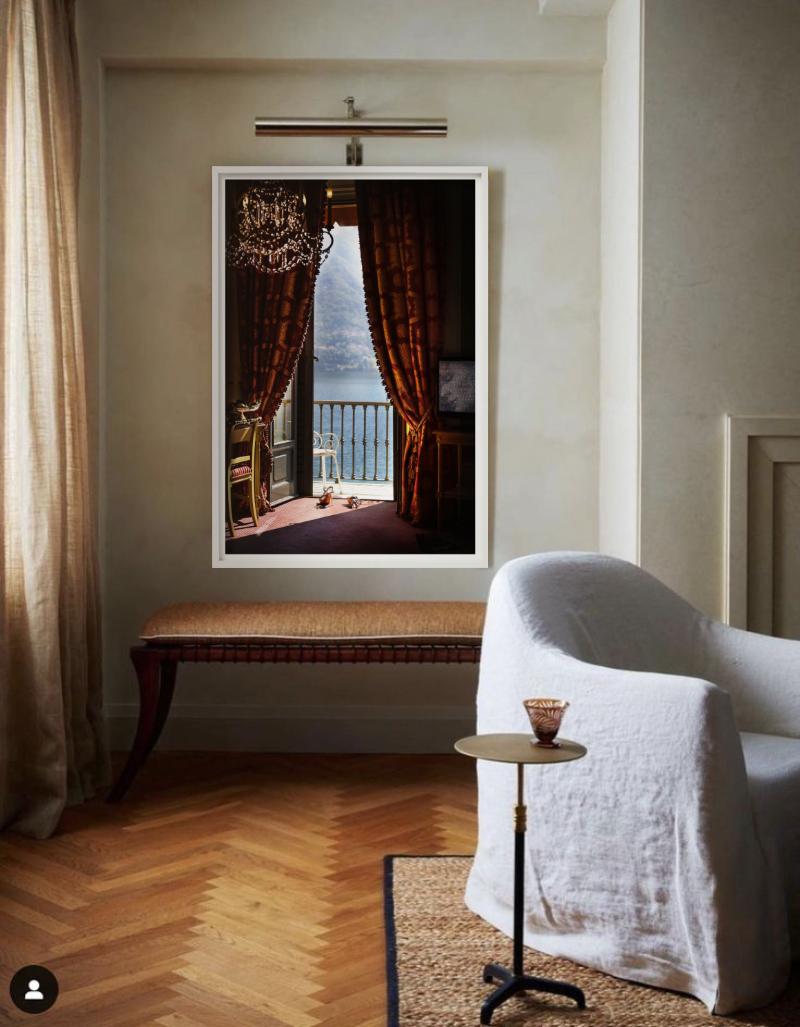 Talons dans le lac de Como - Intérieur baroque avec vue sur le lac, photographie d'art, 2013. - Contemporain Photograph par David Drebin
