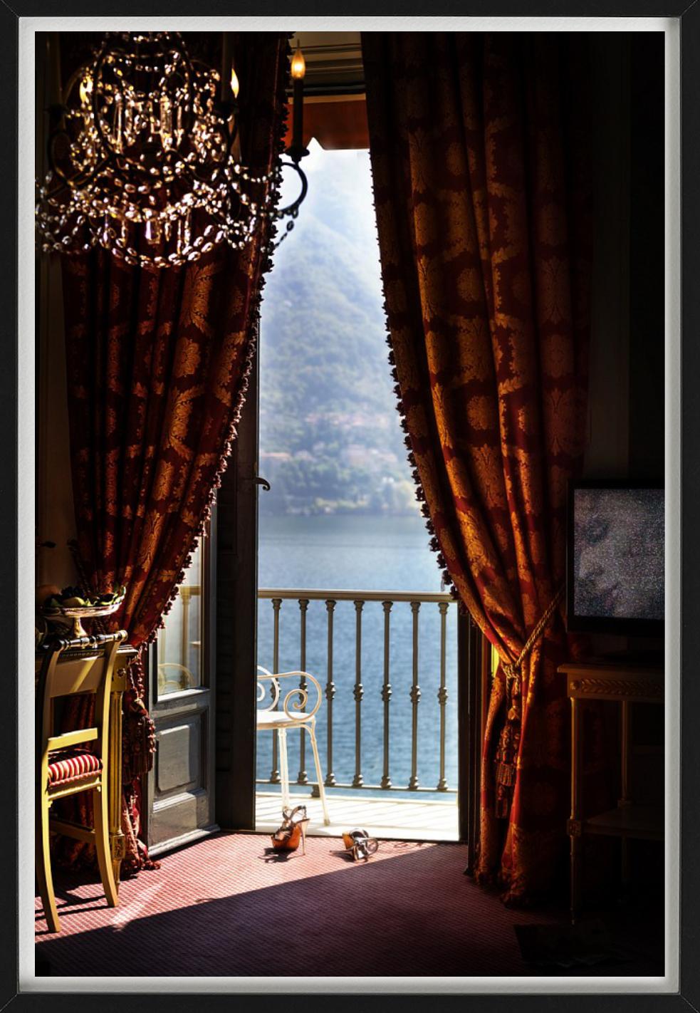Hells in Lake Como, Intérieur luxueux avec des portes ouvertes donnant sur un lac, photographié par David Drebin en 2013.

Tous les tirages sont en édition limitée. Disponible en plusieurs tailles. Encadrement haut de gamme sur demande.

Toutes les