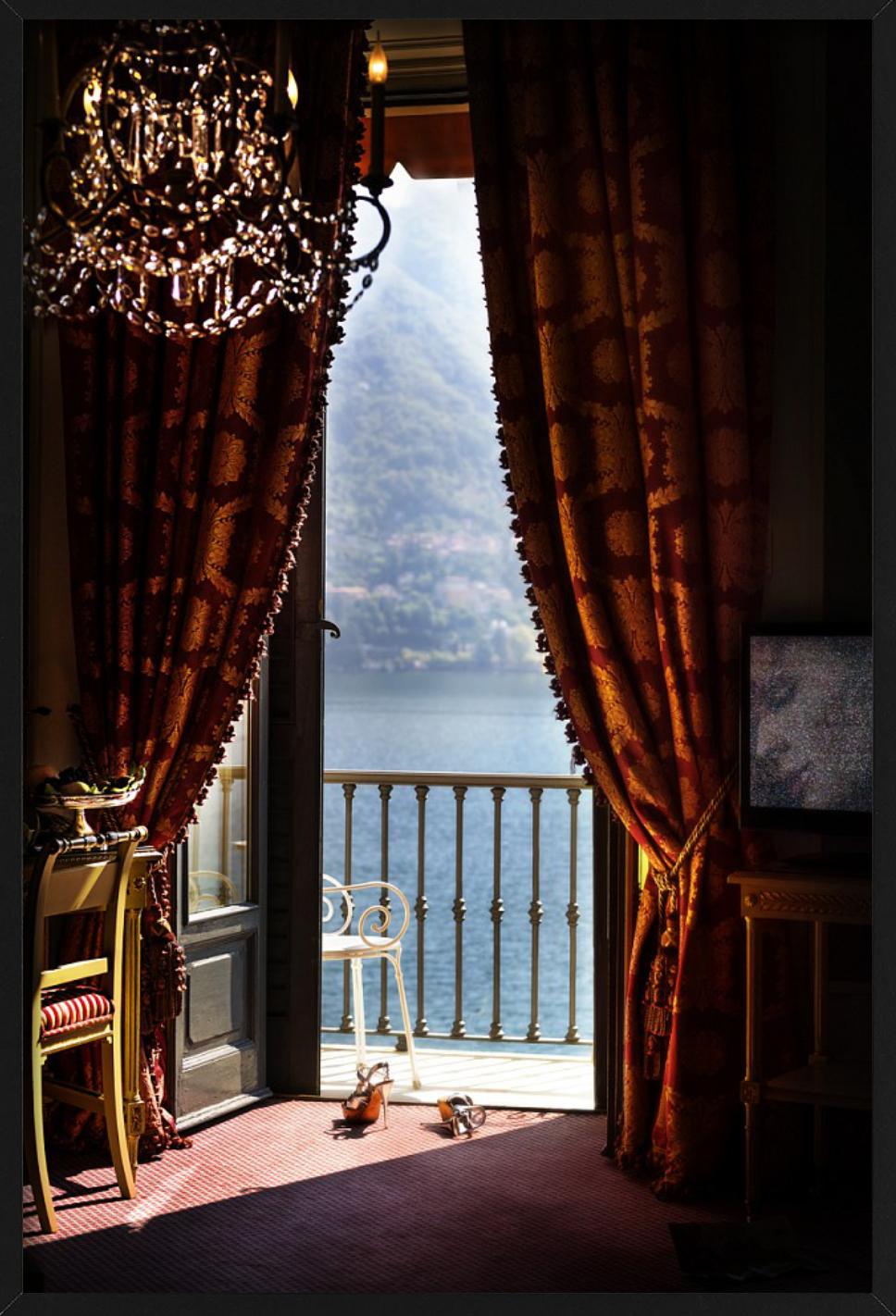 Talons dans le lac de Como - Intérieur baroque avec vue sur le lac, photographie d'art, 2013. en vente 1