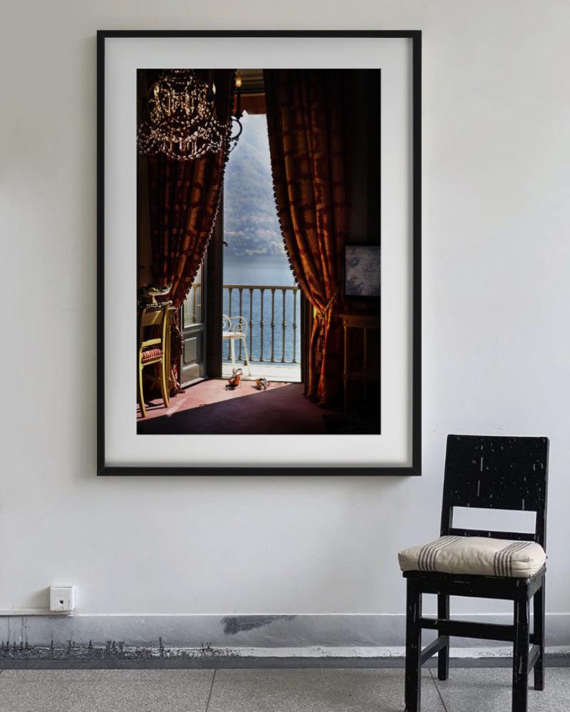Talons dans le lac de Como - Intérieur baroque avec vue sur le lac, photographie d'art, 2013. en vente 2