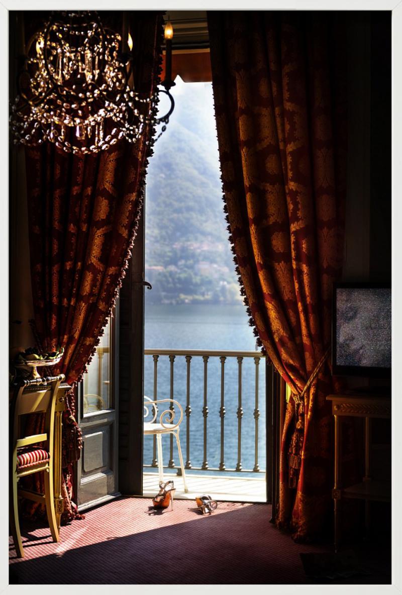 Talons dans le lac de Como - Intérieur baroque avec vue sur le lac, photographie d'art, 2013. en vente 3