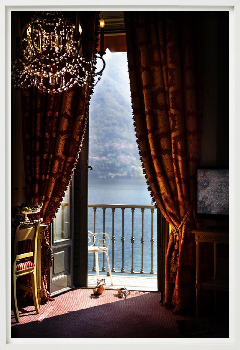 Talons dans le lac de Como - Intérieur baroque avec vue sur le lac, photographie d'art, 2013. en vente 4