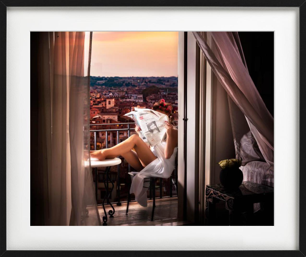 Italian Daze, Frau liest auf einem Balkon eine Zeitung, fotografiert von David Drebin.

Alle Drucke sind in limitierter Auflage erhältlich. Erhältlich in mehreren Größen. Hochwertige Einrahmung auf Anfrage.

Alle Drucke werden von der Künstlerin