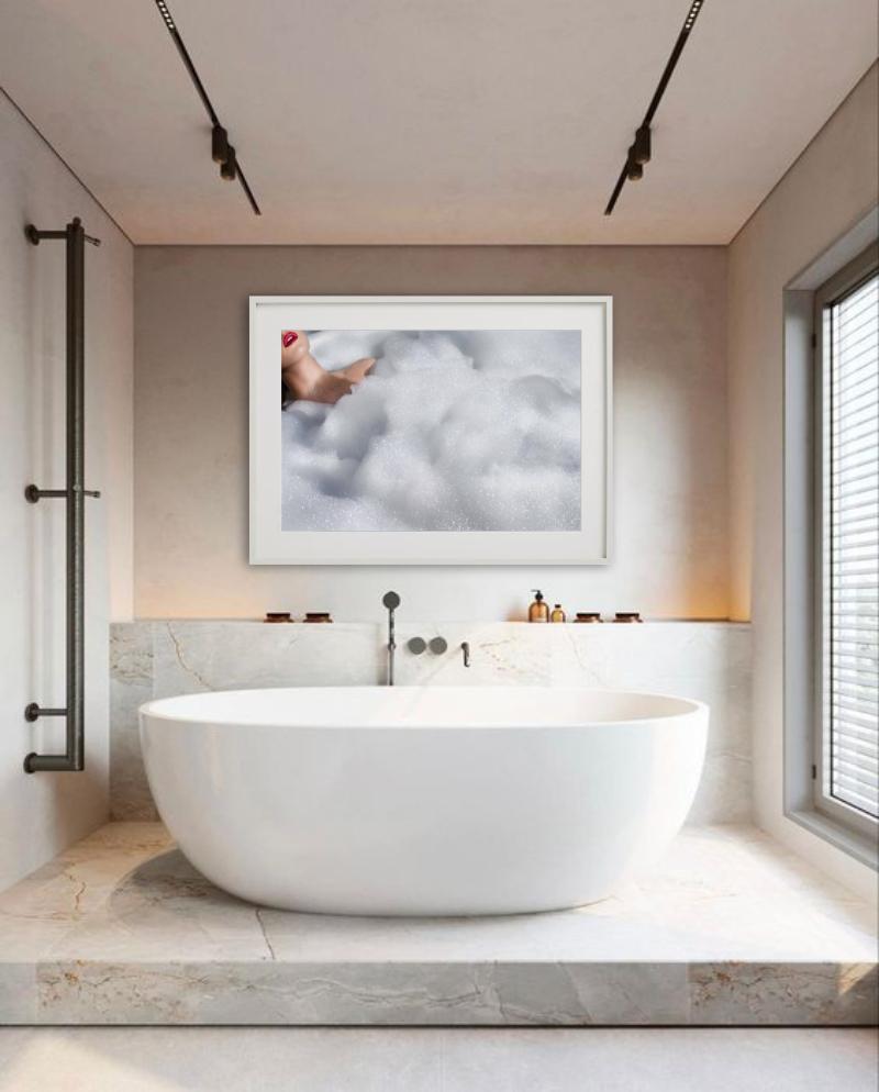 Labbra in bolla - Primo piano di una donna che fa il bagno con il rossetto, Fotografia Fine Art in vendita 5