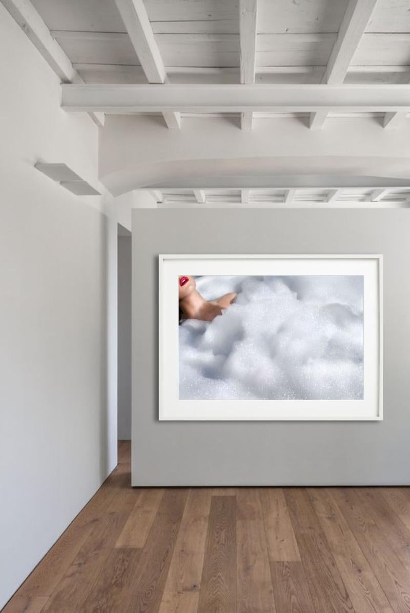 Labbra in bolla - Primo piano di una donna che fa il bagno con il rossetto, Fotografia Fine Art - Photograph di David Drebin