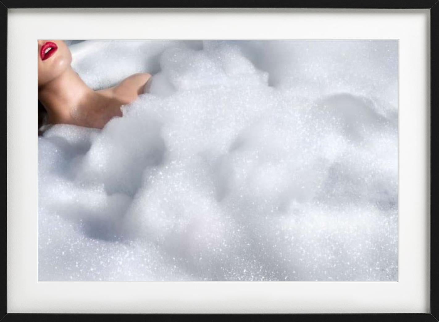Labbra in bolla - Primo piano di una donna che fa il bagno con il rossetto, Fotografia Fine Art - Photograph Contemporaneo di David Drebin