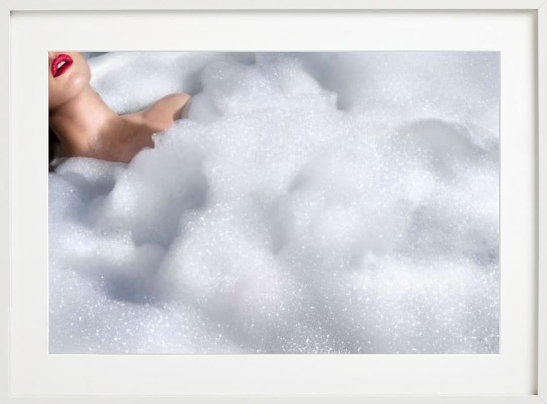Labbra in bolla - Primo piano di una donna che fa il bagno con il rossetto, Fotografia Fine Art in vendita 4