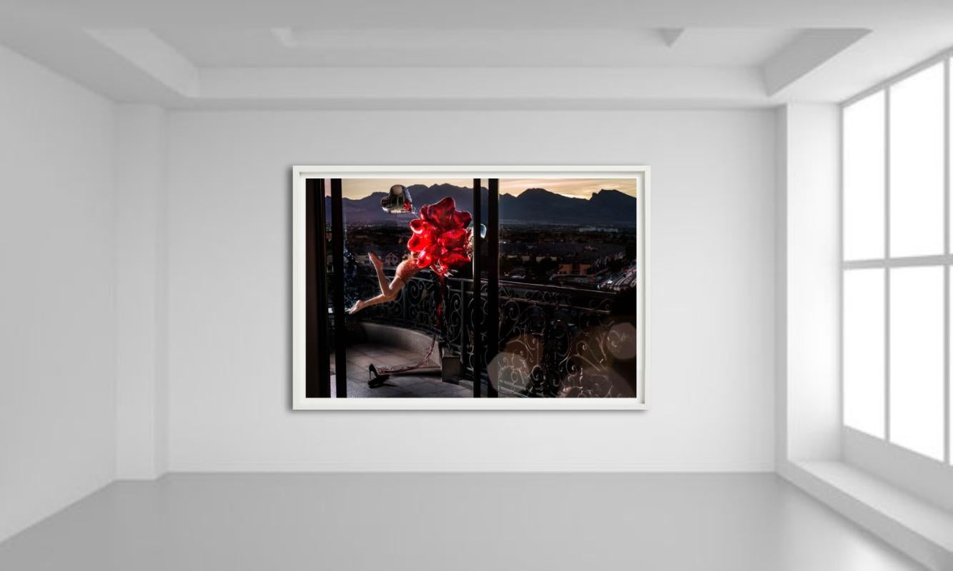 Montre d'amour avec ballons en forme de cœur rouge, photographie d'art, 2020 en vente 5