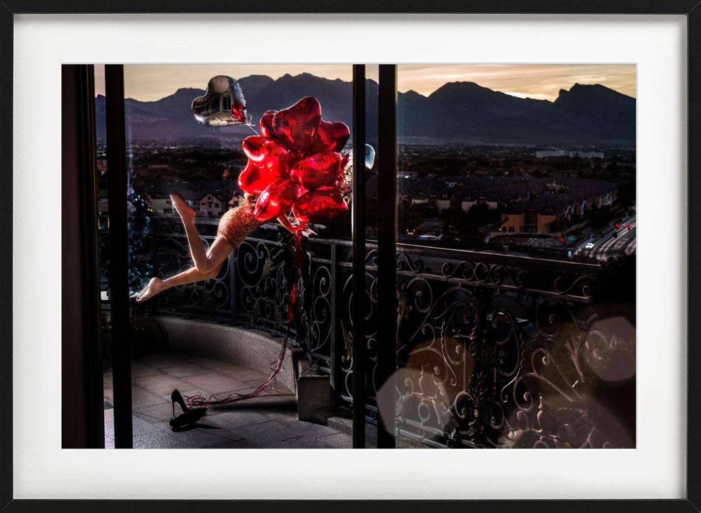 Montre d'amour avec ballons en forme de cœur rouge, photographie d'art, 2020 - Photograph de David Drebin