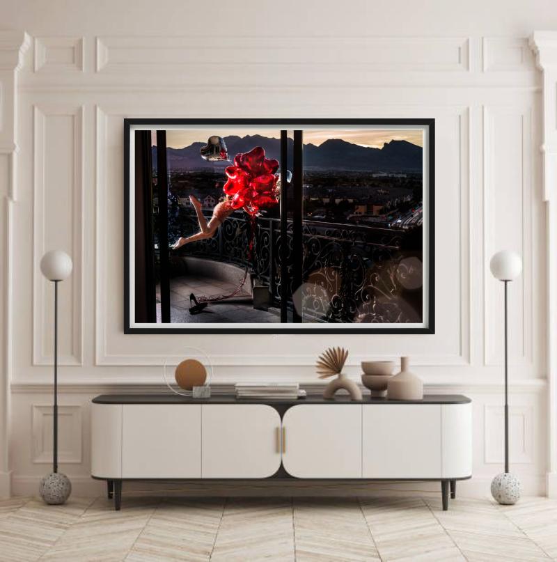 Montre d'amour avec ballons en forme de cœur rouge, photographie d'art, 2020 - Contemporain Photograph par David Drebin