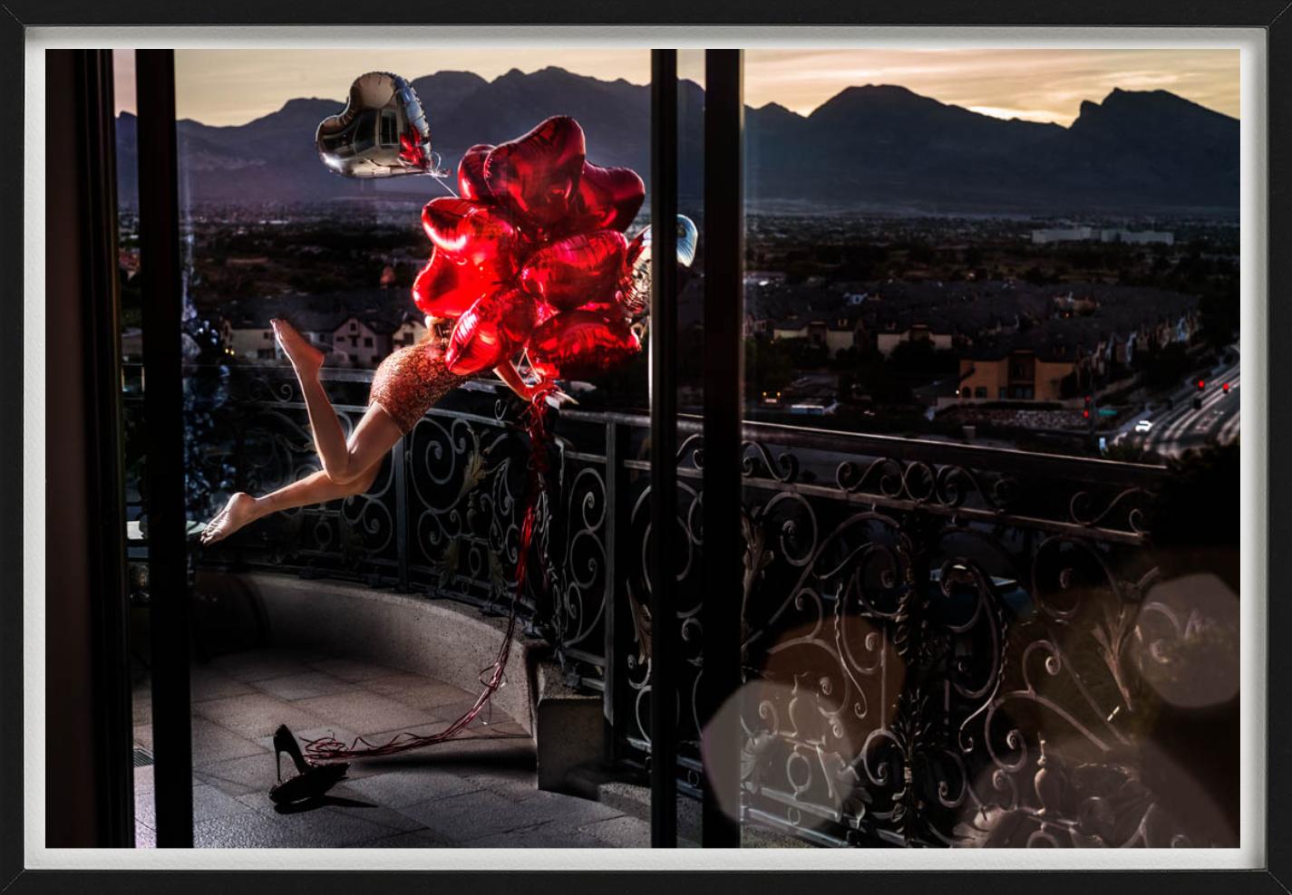 Montre d'amour avec ballons en forme de cœur rouge, photographie d'art, 2020 - Noir Landscape Photograph par David Drebin