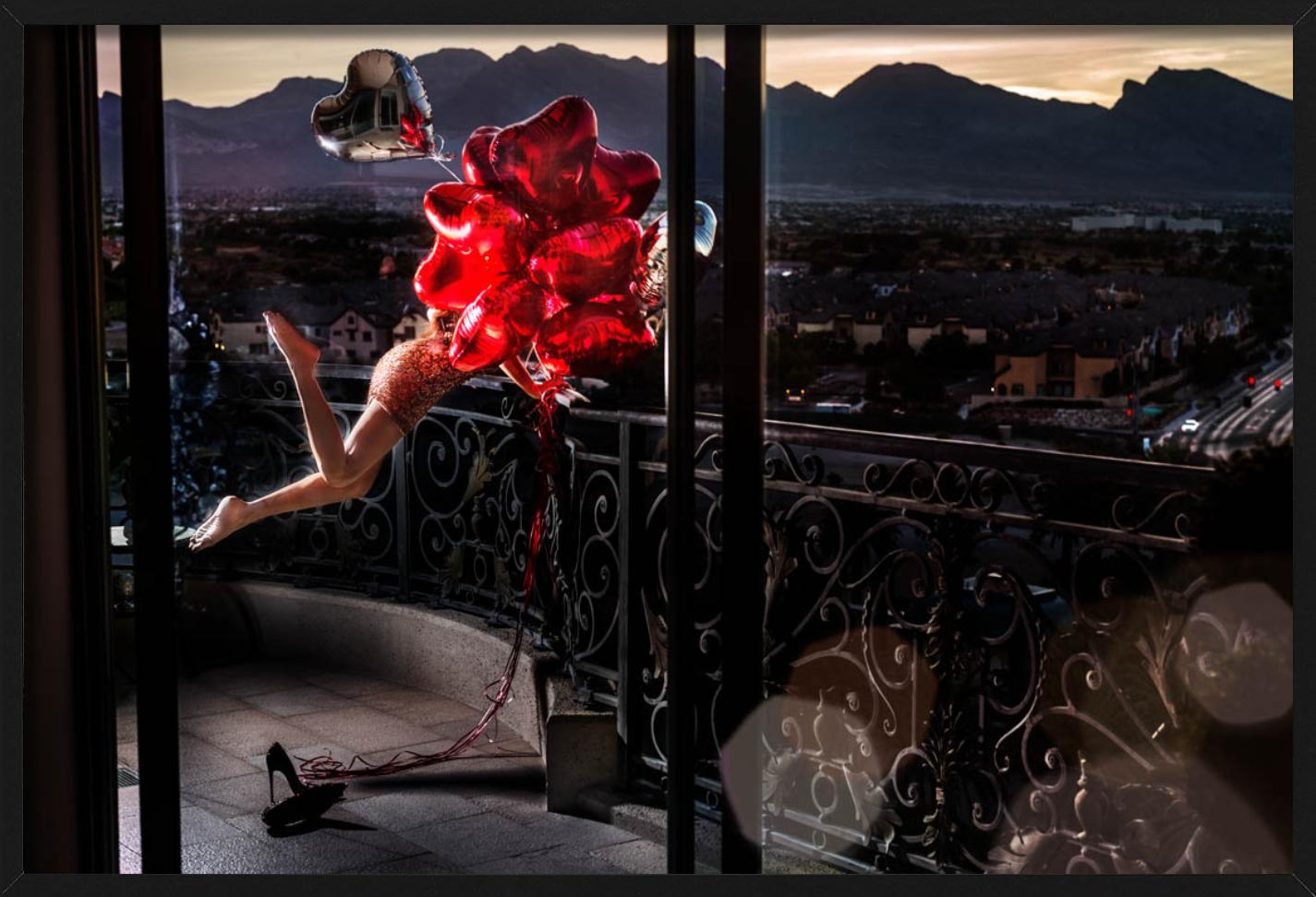 Love Hangover, une femme avec des ballons rouges en forme de cœur penchée sur un balcon, photographiée par David Drebin.

Tous les tirages sont en édition limitée. Disponible en plusieurs tailles. Encadrement haut de gamme sur demande.

Toutes les