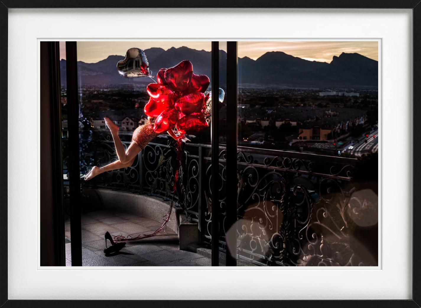 Montre d'amour avec ballons en forme de cœur rouge, photographie d'art, 2020 en vente 1