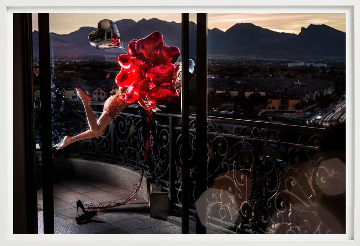 Montre d'amour avec ballons en forme de cœur rouge, photographie d'art, 2020 en vente 2