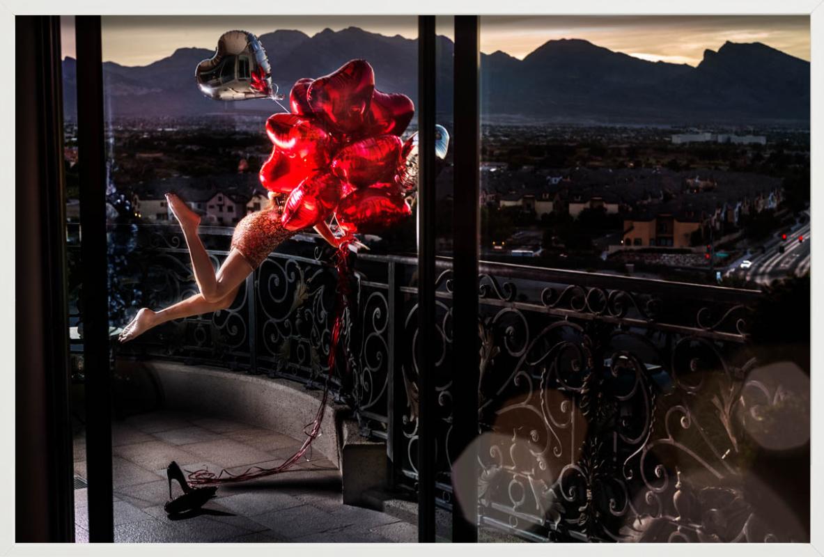Montre d'amour avec ballons en forme de cœur rouge, photographie d'art, 2020 en vente 3