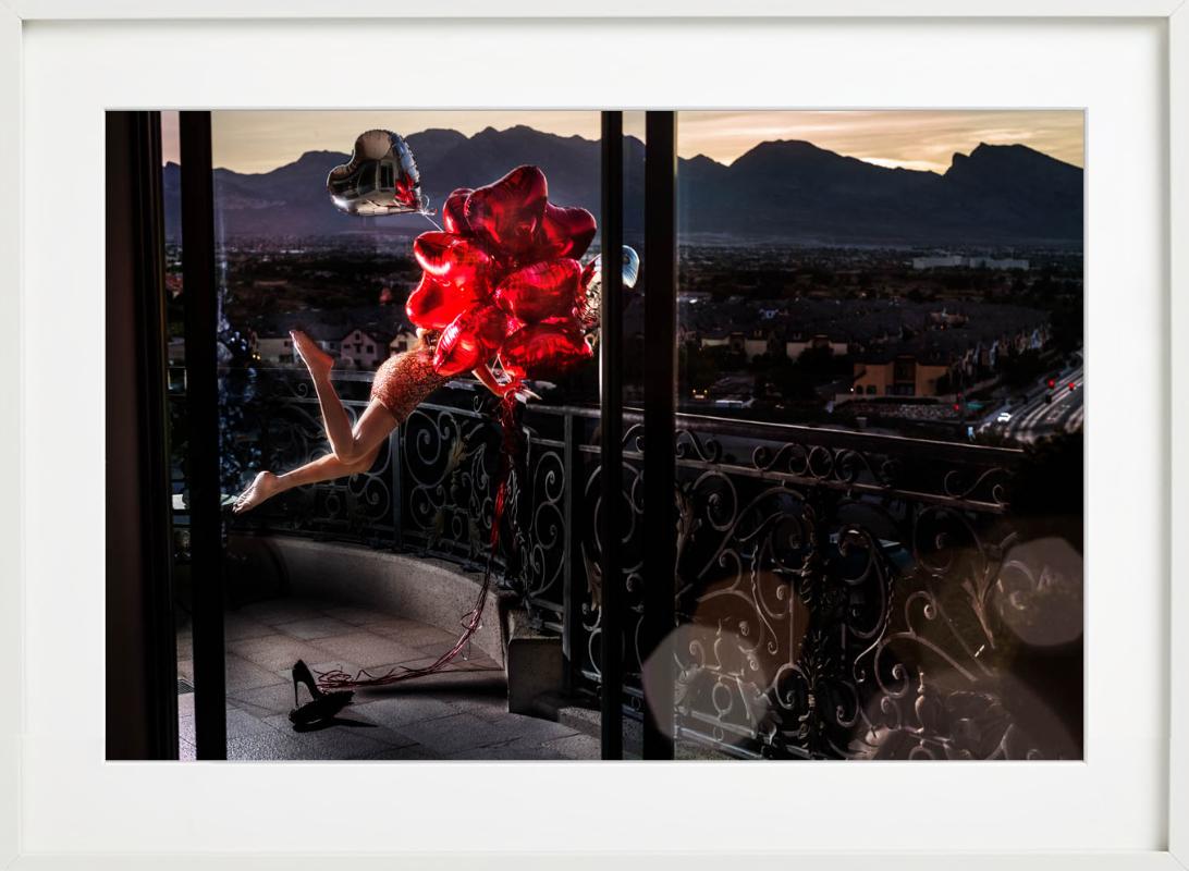 Montre d'amour avec ballons en forme de cœur rouge, photographie d'art, 2020 en vente 4