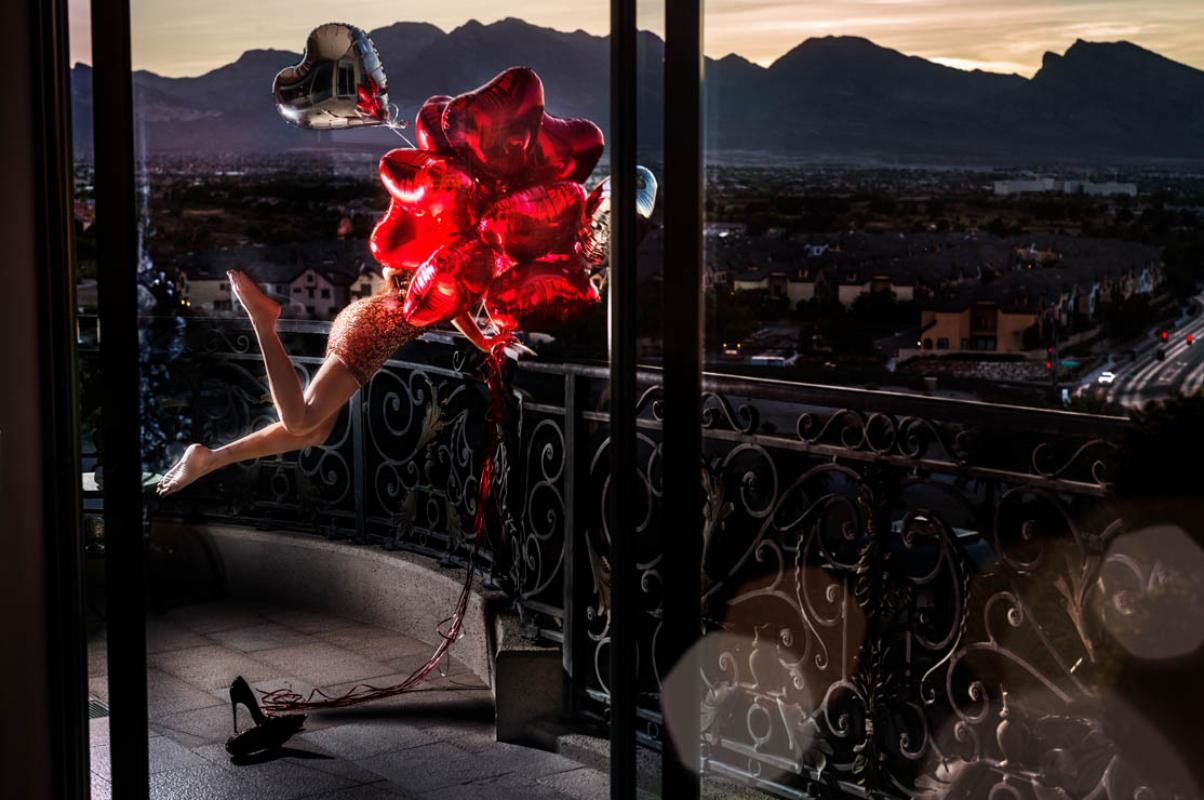 Love Hangover - Modella con palloncini rossi a forma di cuore, Fine Art Photography, 2020