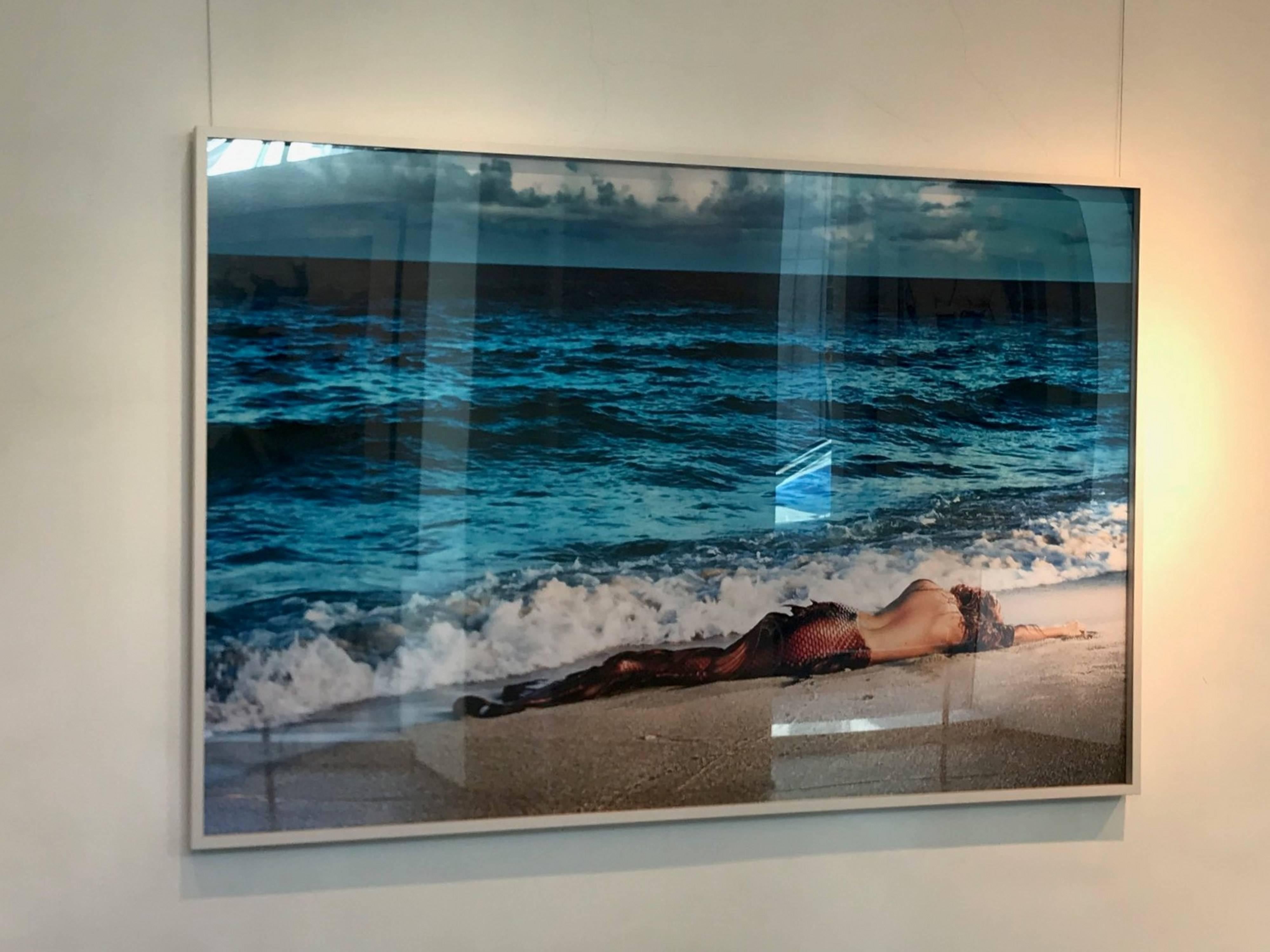 Meerjungfrau im Paradies – Meerjungfrau am Strand liegend, Kunstfotografie, 2014 – Photograph von David Drebin