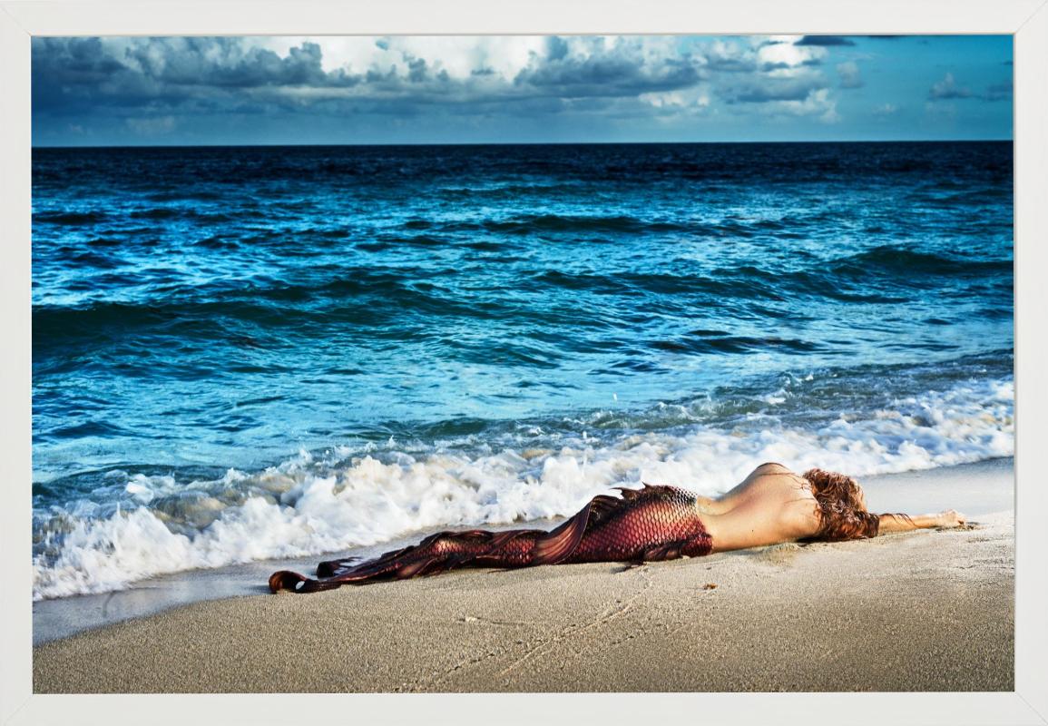 Meerjungfrau im Paradies – Meerjungfrau am Strand liegend, Kunstfotografie, 2014 (Zeitgenössisch), Photograph, von David Drebin
