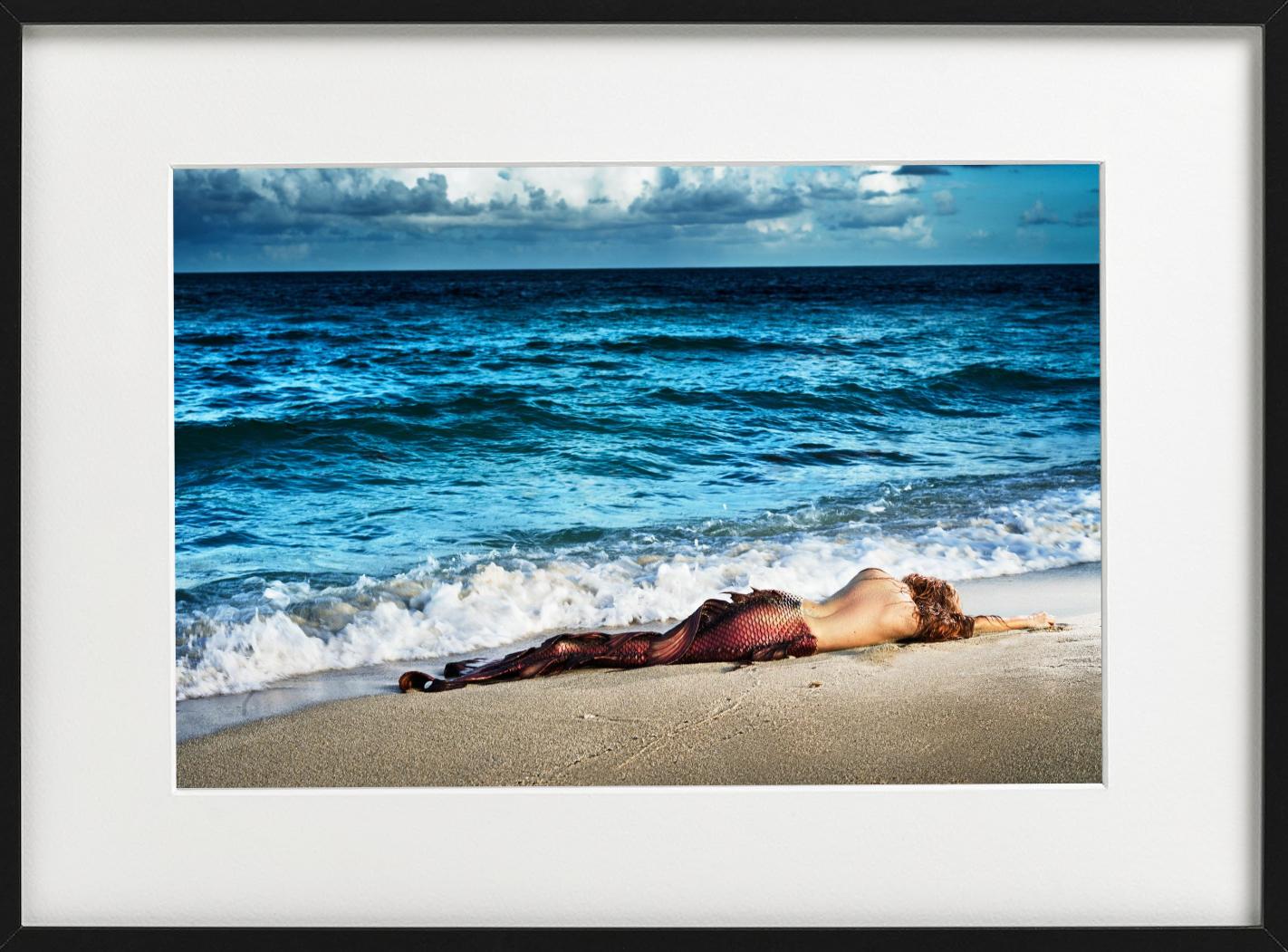Meerjungfrau im Paradies – Meerjungfrau am Strand liegend, Kunstfotografie, 2014 im Angebot 1
