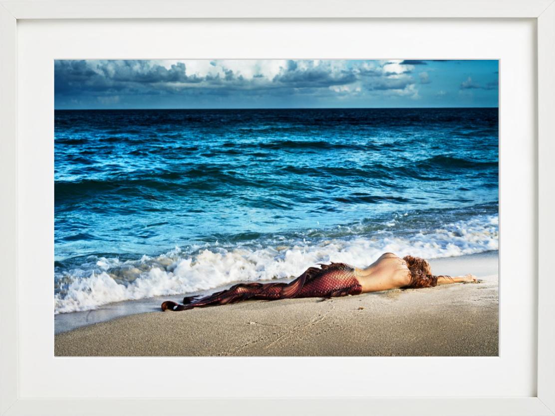Meerjungfrau im Paradies – Meerjungfrau am Strand liegend, Kunstfotografie, 2014 im Angebot 3