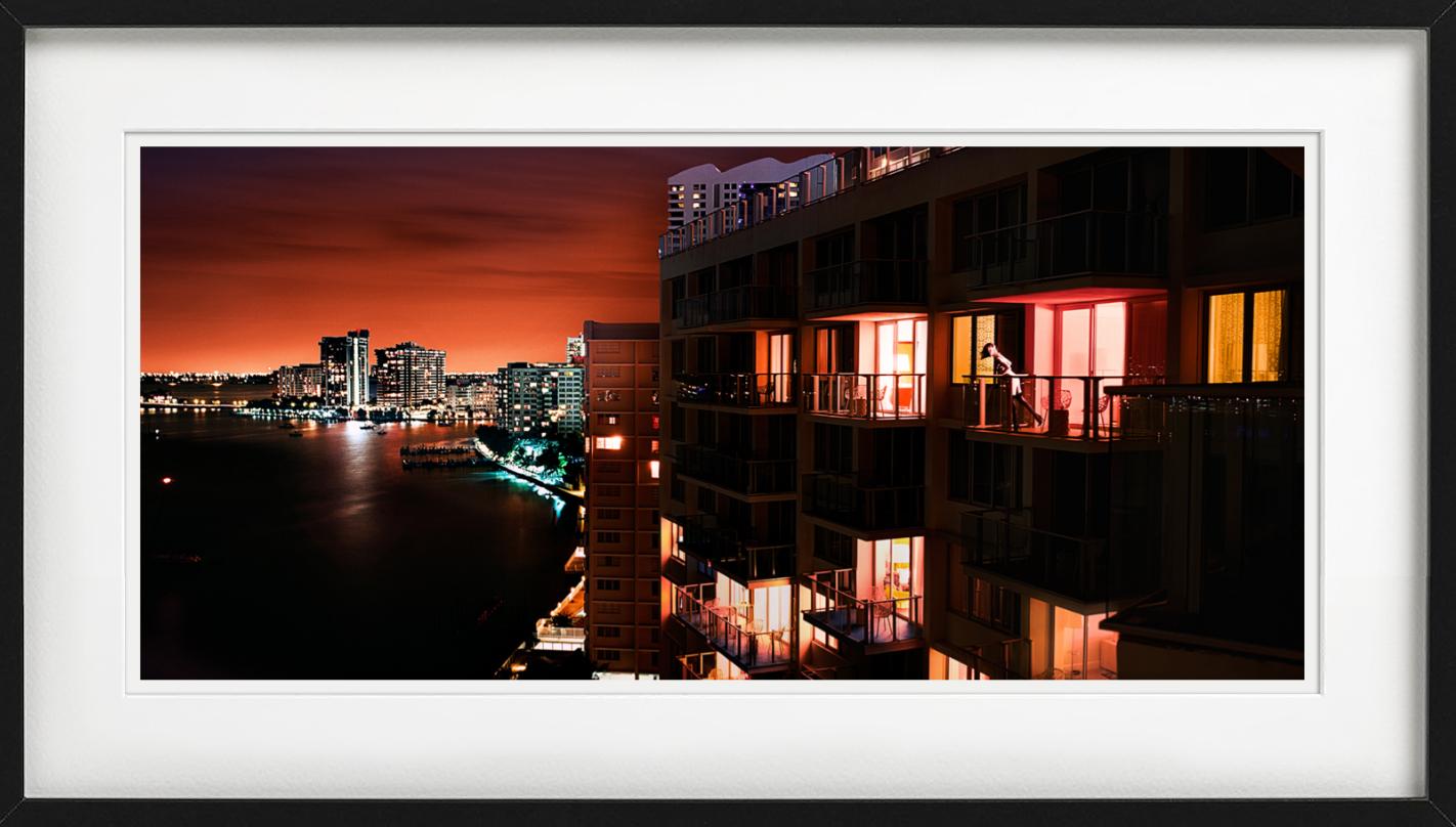 Miami at Night, paysage urbain éclairé le long d'une rivière, photographie d'art, 2009 - Photograph de David Drebin
