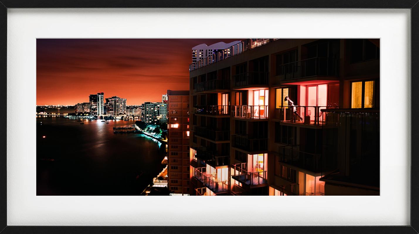 Miami at Night, paysage urbain éclairé le long d'une rivière, photographie d'art, 2009 - Noir Color Photograph par David Drebin