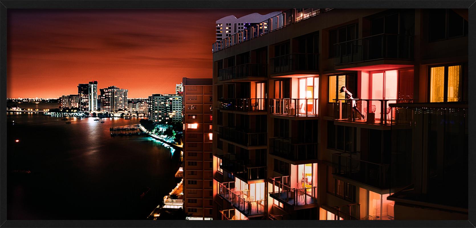 Panorama de la ville illuminée le long de la rivière la nuit, photographié par David Drebin en 2012.

Tous les tirages sont en édition limitée. Disponible en plusieurs tailles. Encadrement haut de gamme sur demande.

Toutes les impressions sont
