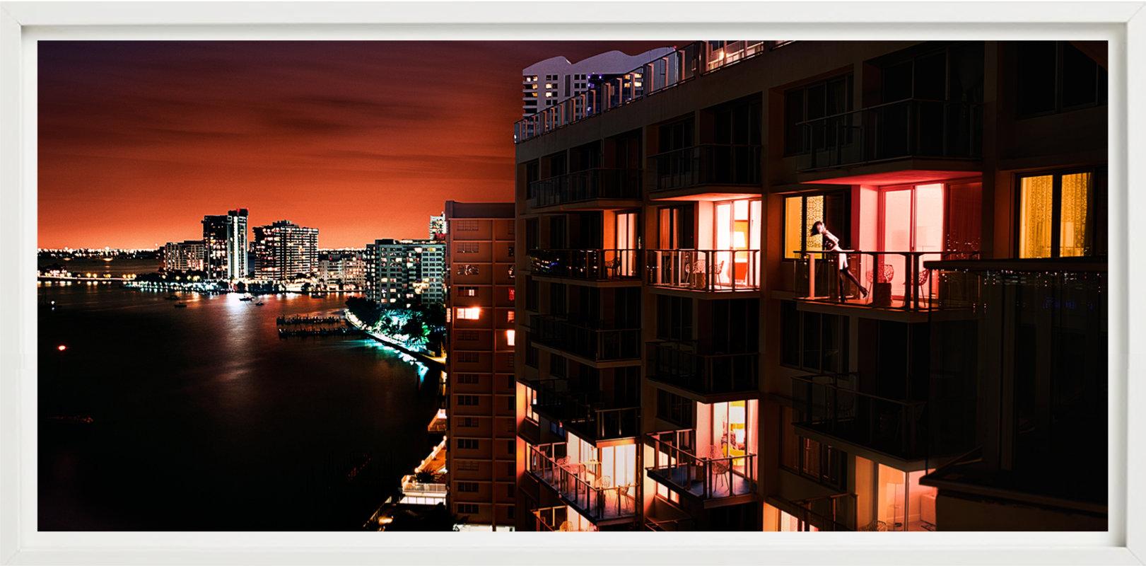 Miami at Night, paysage urbain éclairé le long d'une rivière, photographie d'art, 2009 en vente 1