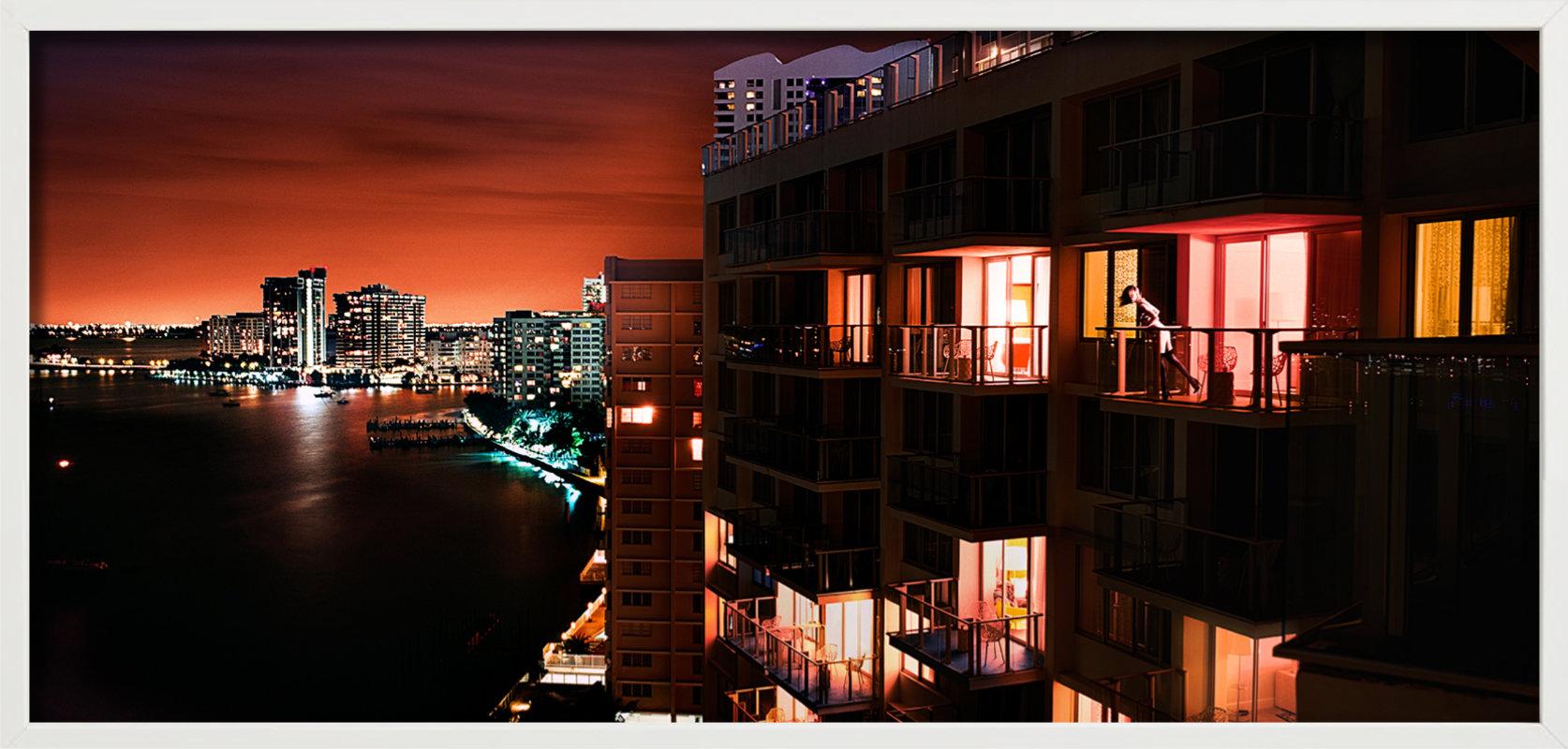 Miami at Night, paysage urbain éclairé le long d'une rivière, photographie d'art, 2009 en vente 3